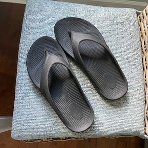 Men’s Oofos original sandals. Men’s size 9. EU 42